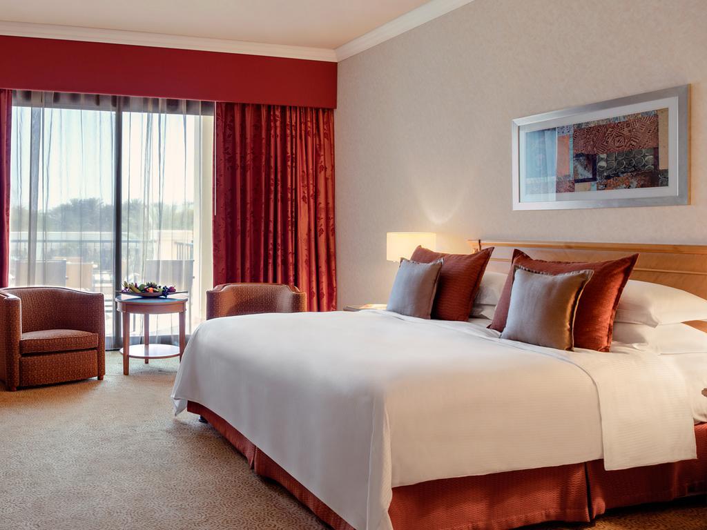 Al Ain Rotana Hotel Exterior photo A room at the hotel