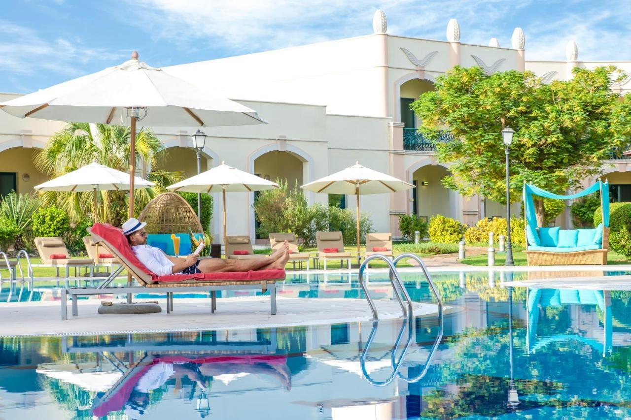 Al Ain Rotana Hotel Exterior photo The swimming pool at the hotel