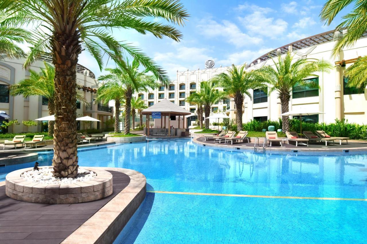 Al Ain Rotana Hotel Exterior photo The swimming pool at the hotel